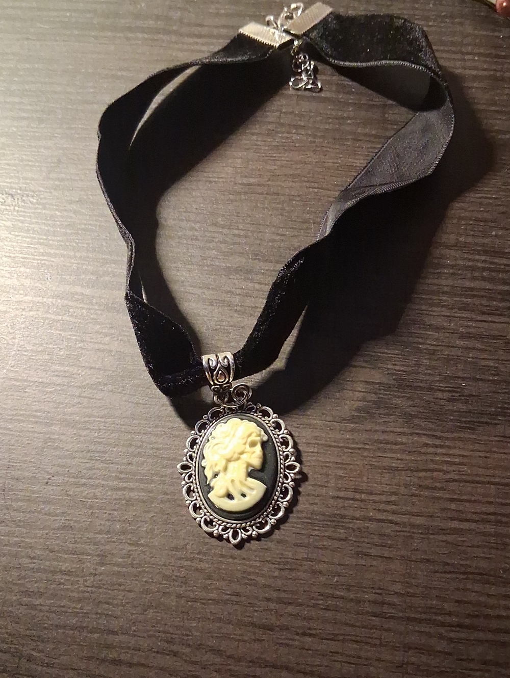 Source Unknown Black Velvet Cameo Necklace with Ivory Profile